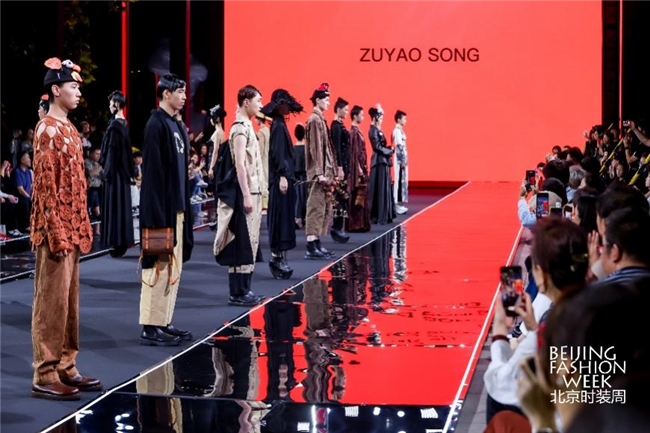 ZUYAO SONG亮相SS2025北京时装周：一缕青丝染芳华，非遗魅力焕新颜