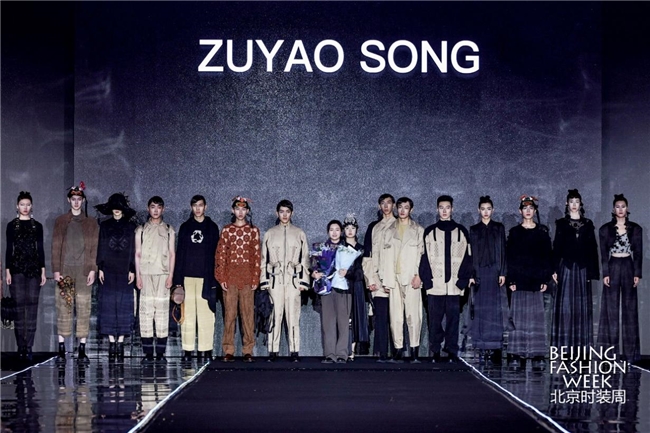 ZUYAO SONG亮相SS2025北京时装周：一缕青丝染芳华，非遗魅力焕新颜