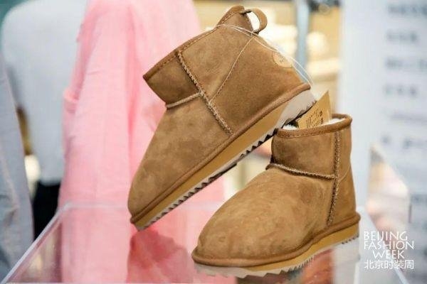 “雪莲”老字号品牌闪耀服贸会 共绘时尚文化新篇章