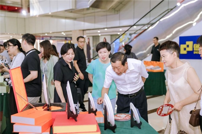 辛集品牌联袂亮相SS2025北京时装周