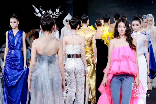 SS2025北京时装周：“无相晶华”系列发布会引领时尚新潮流