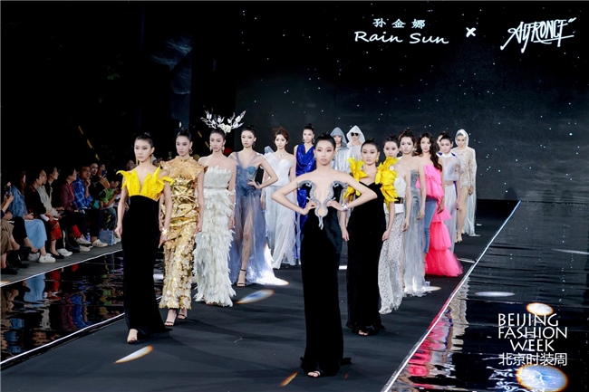 SS2025北京时装周：“无相晶华”系列发布会引领时尚新潮流