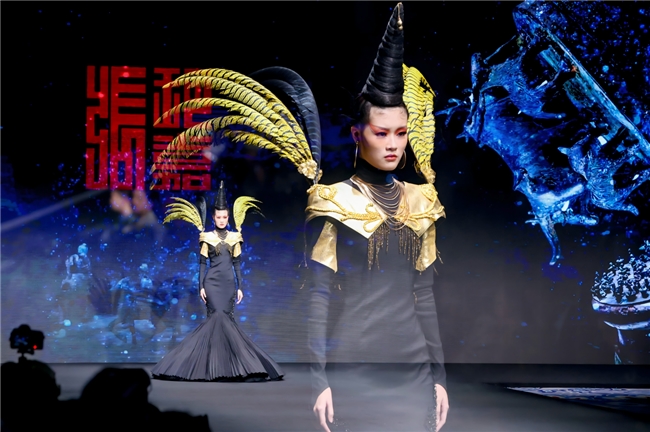 张珂嘉《迷踪之国》高定文化大秀首次亮相北京时装周