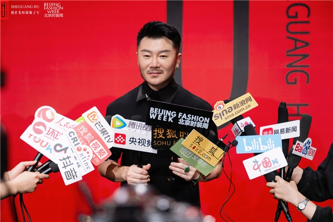 设计师胡社光唱响人生之「曲儿」，高定大秀SS2025北京时装周全球首演