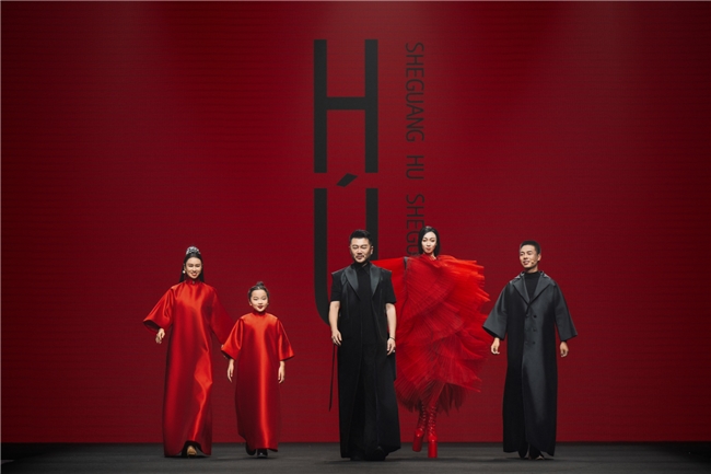 设计师胡社光唱响人生之「曲儿」，高定大秀SS2025北京时装周全球首演