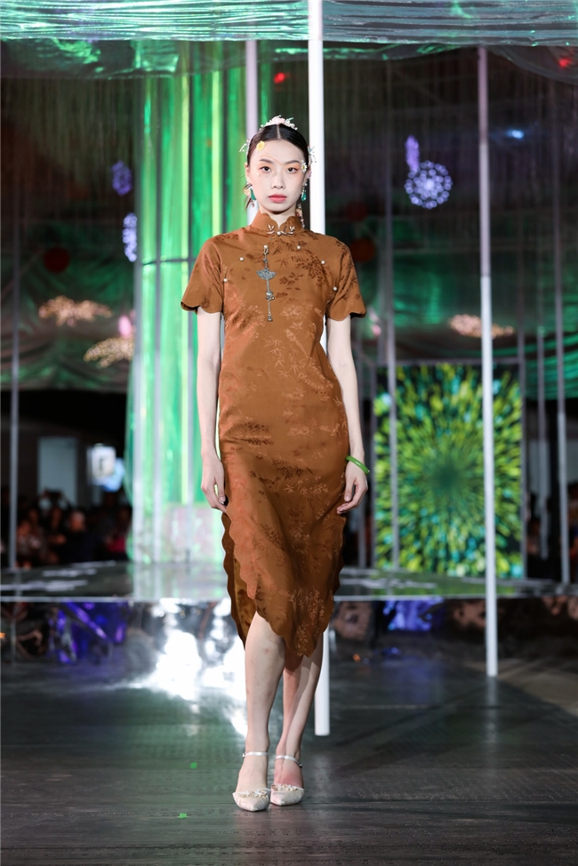 “四时”诠释时间流转与自然之美红馆旗袍 2025SS 北京时装周发布会圆满落幕！