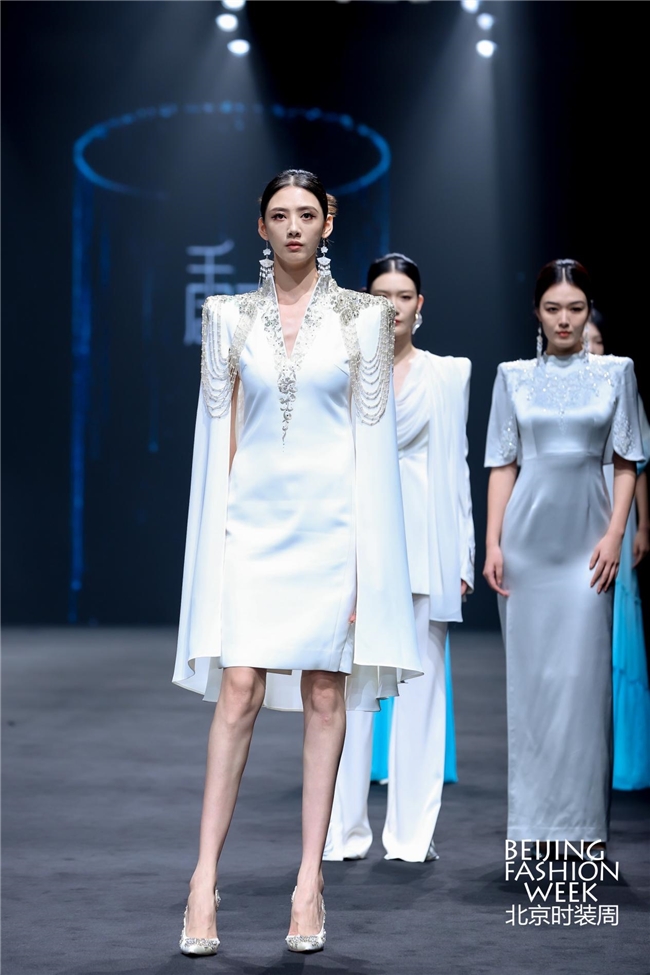 北京时装周香严＂芳华时代＂2025新中式高定时装发布会璀璨呈现