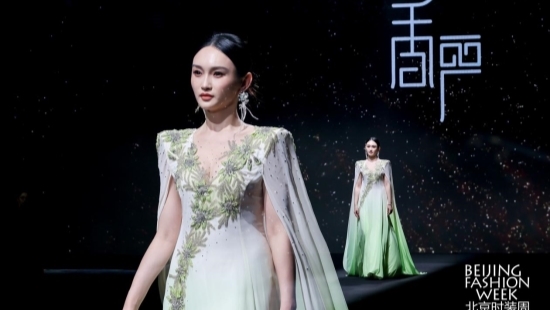 北京时装周香严＂芳华时代＂2025新中式高定时装发布会璀璨呈现