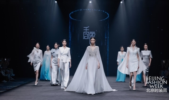 北京时装周香严＂芳华时代＂2025新中式高定时装发布会璀璨呈现