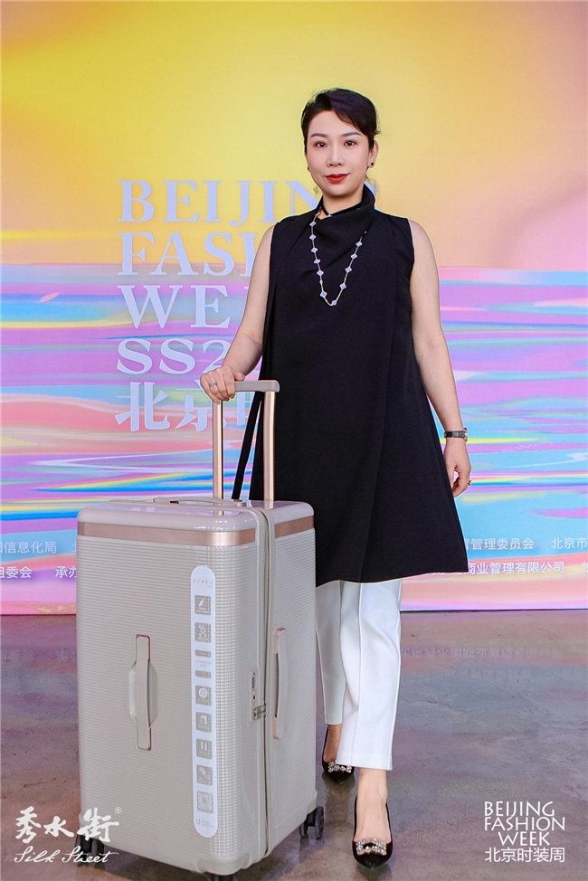 SS2025 北京时装周｜迪柯文箱包，炫彩缤纷亮相国潮创意秀场