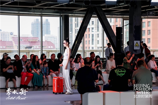 SS2025 北京时装周｜迪柯文箱包，炫彩缤纷亮相国潮创意秀场