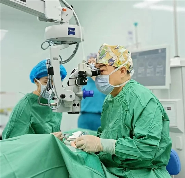 	相濡以沫40余载，让爱更清晰｜乌鲁木齐普瑞眼科白内障手术专家许伟为妻子行飞秒白内障手术