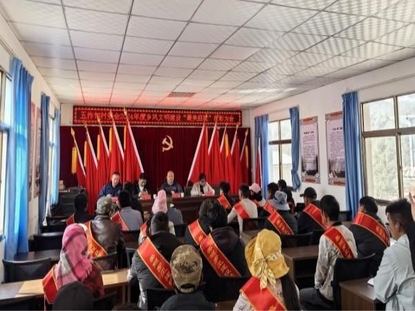 庭院蝶变绽新颜 阳光力量暖彝乡  阳光人寿助力举办五拃甸村“最美庭院”评选活动