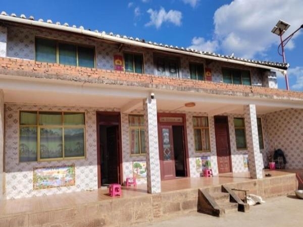 庭院蝶变绽新颜 阳光力量暖彝乡  阳光人寿助力举办五拃甸村“最美庭院”评选活动