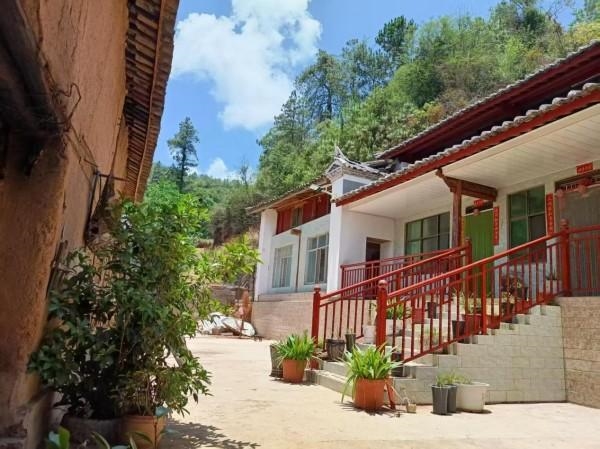 庭院蝶变绽新颜 阳光力量暖彝乡  阳光人寿助力举办五拃甸村“最美庭院”评选活动