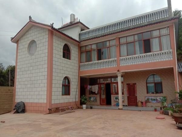 庭院蝶变绽新颜 阳光力量暖彝乡  阳光人寿助力举办五拃甸村“最美庭院”评选活动