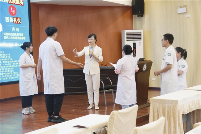 靳斓：温度赋能医疗，铸就医患和谐桥梁
