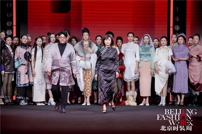 北京时装周上演非遗与时尚的绝美交响，卓嘉人携手红馆旗袍一针一线绣出行业新经纬