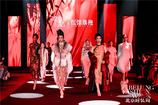 北京时装周上演非遗与时尚的绝美交响，卓嘉人携手红馆旗袍一针一线绣出行业新经纬