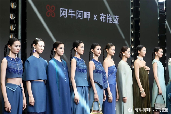 阿牛阿呷×布拖蓝——丹红扎“礼”的蓝色精灵，一场讲好非遗低碳时尚的“故事会”