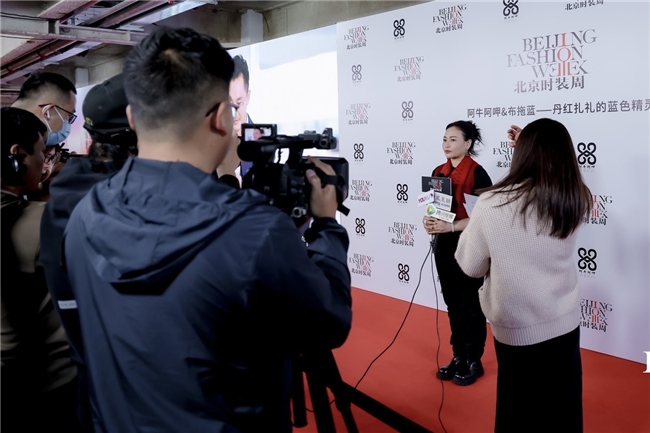 阿牛阿呷×布拖蓝——丹红扎“礼”的蓝色精灵，一场讲好非遗低碳时尚的“故事会”