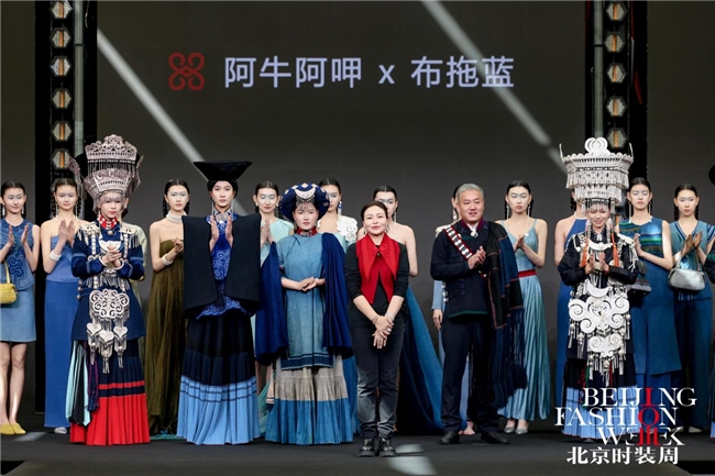 阿牛阿呷×布拖蓝——丹红扎“礼”的蓝色精灵，一场讲好非遗低碳时尚的“故事会”