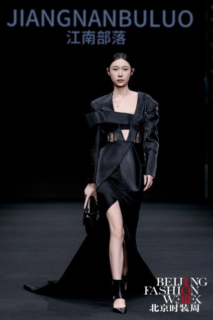 江南部落“暗涌诗篇”AW2025发布会：演绎羽绒服时尚新篇章