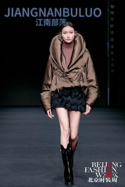 江南部落“暗涌诗篇”AW2025发布会：演绎羽绒服时尚新篇章