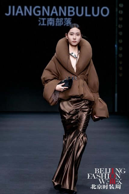 江南部落“暗涌诗篇”AW2025发布会：演绎羽绒服时尚新篇章