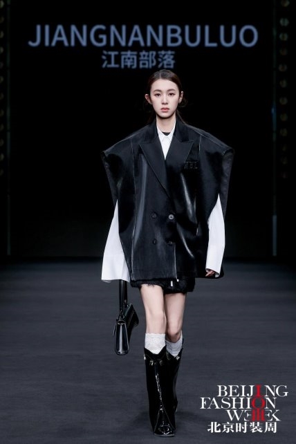 江南部落“暗涌诗篇”AW2025发布会：演绎羽绒服时尚新篇章