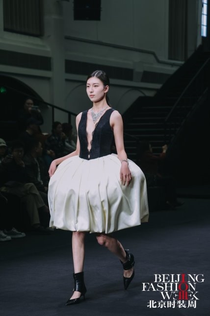 江南部落“暗涌诗篇”AW2025发布会：演绎羽绒服时尚新篇章