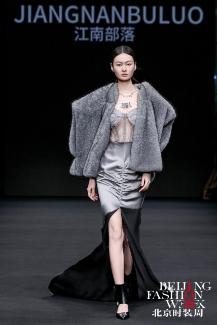 江南部落“暗涌诗篇”AW2025发布会：演绎羽绒服时尚新篇章