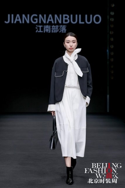 江南部落“暗涌诗篇”AW2025发布会：演绎羽绒服时尚新篇章