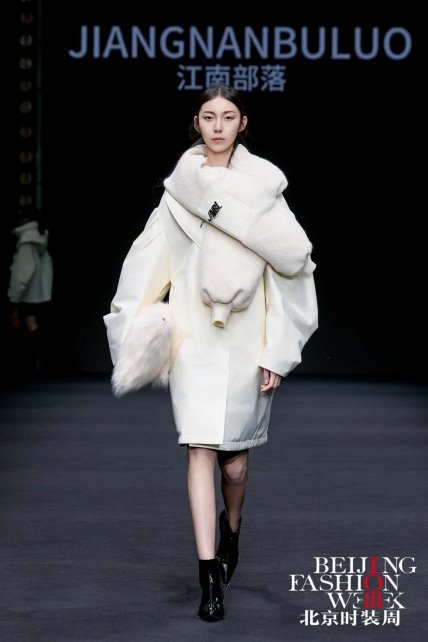 江南部落“暗涌诗篇”AW2025发布会：演绎羽绒服时尚新篇章