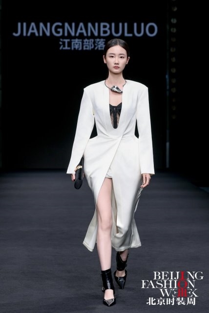 江南部落“暗涌诗篇”AW2025发布会：演绎羽绒服时尚新篇章