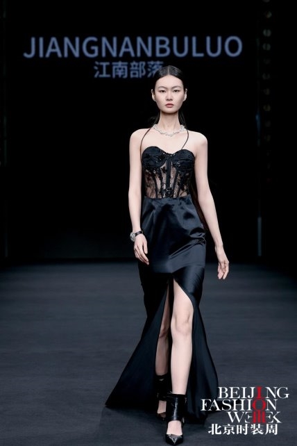 江南部落“暗涌诗篇”AW2025发布会：演绎羽绒服时尚新篇章