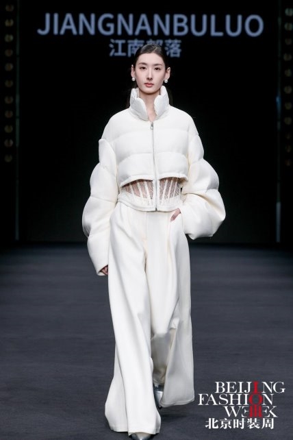 江南部落“暗涌诗篇”AW2025发布会：演绎羽绒服时尚新篇章