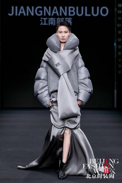 江南部落“暗涌诗篇”AW2025发布会：演绎羽绒服时尚新篇章