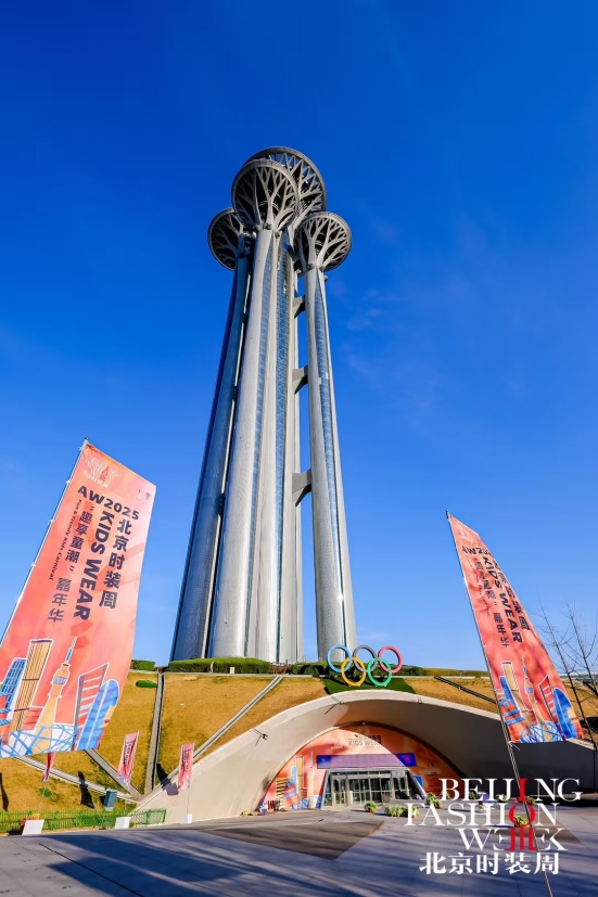 小鹤鹤（Xiaohehe）“鹤和美美” 亮相AW2025北京时装周