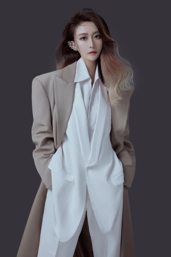 J BY HO 郝佳高定专场发布会亮相北京时装周，“红桃 QUEEN” 主题演绎独立女性时尚风采