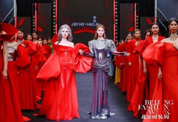 J BY HO 郝佳高定专场发布会亮相北京时装周，“红桃 QUEEN” 主题演绎独立女性时尚风采