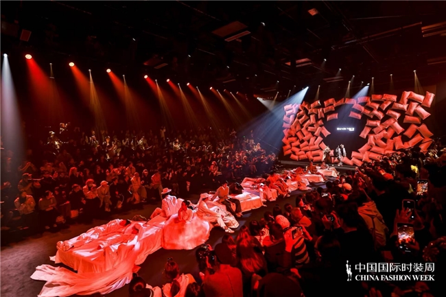 从“班味”到自由呼吸：BandeNere时装周上演打工人逃离计划