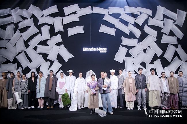 从“班味”到自由呼吸：BandeNere时装周上演打工人逃离计划