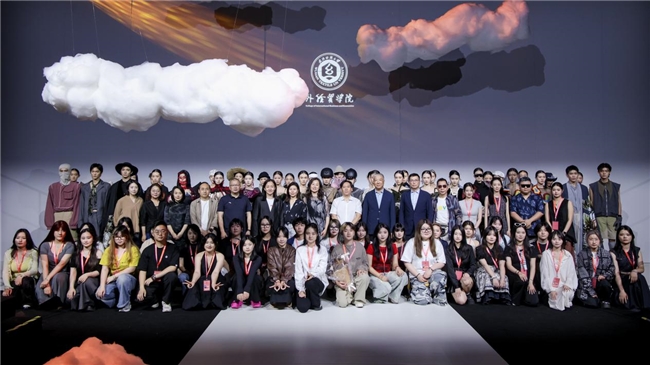 武汉纺织大学外经贸学院《有光·日常》在2025中国国际大学生时装周精彩亮相