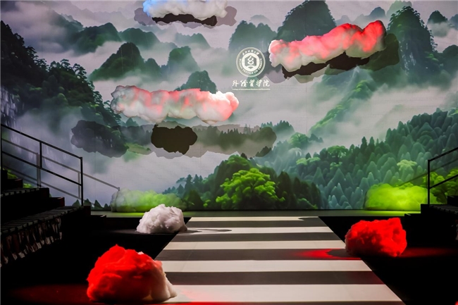 武汉纺织大学外经贸学院《有光·日常》在2025中国国际大学生时装周精彩亮相