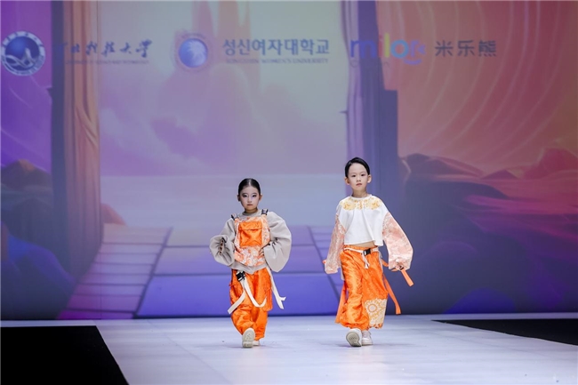 河北科技大学&amp;韩国诚信女子大学在中国国际大学生时装周发布毕业大秀