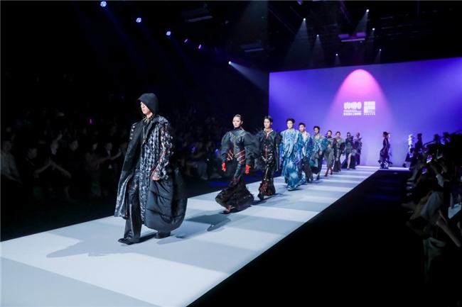 武汉设计工程学院时尚设计学院以《廿章》为主题的毕业设计作品亮相中国国际大学生时装周