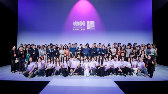 武汉设计工程学院时尚设计学院以《廿章》为主题的毕业设计作品亮相中国国际大学生时装周