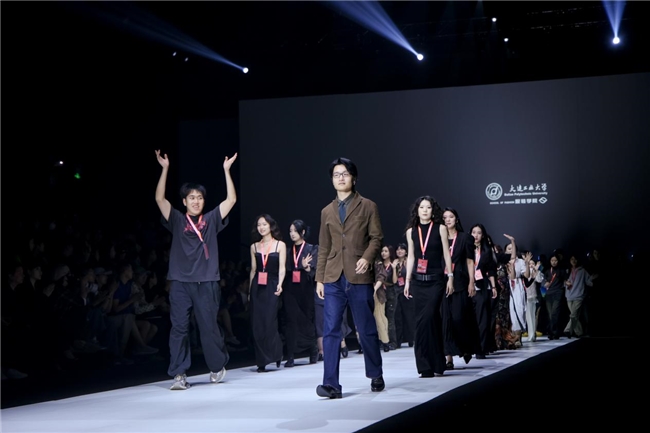 大连工业大学服装学院以《溯·衍·瀚》为主题的毕业设计作品亮相中国国际大学生时装周