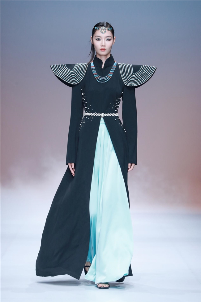 陕西科技大学镐京学院与陕西服装工程学院《丝路·大美山河》主题作品亮相中国国际大学生时装周